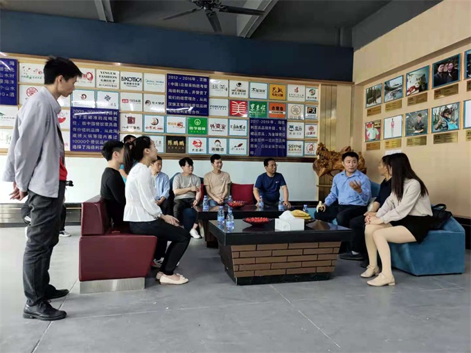 海德利的家人們在認(rèn)真聽著全國十大司機蘭家慶的分享