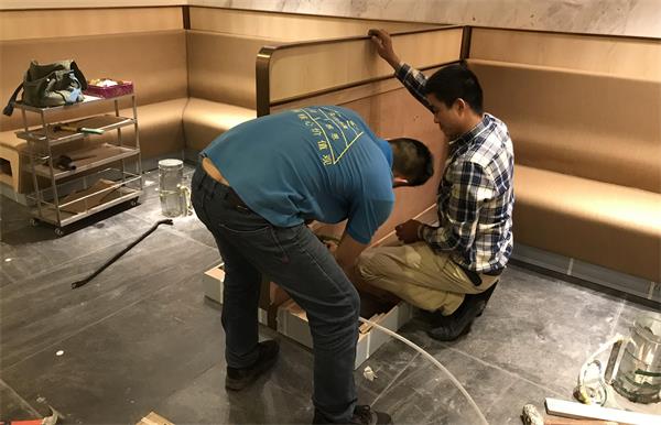 海德利家具工程部現(xiàn)場安裝海底撈屏風隔斷卡座